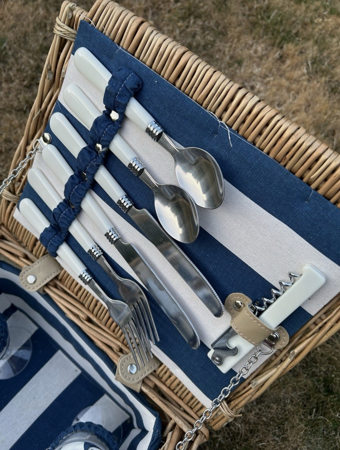 4-Person Picnic Hampers - Image 3